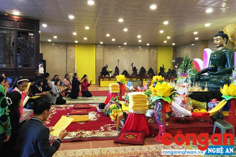 Du khách thập phương hành lễ tại tượng Phật ngọc hòa bình thế giới ở chùa Đại Tuệ (xã Nam Anh, huyện Nam Đàn)