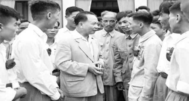 Đồng chí Trường Chinh với lực lượng Công an nhân dân