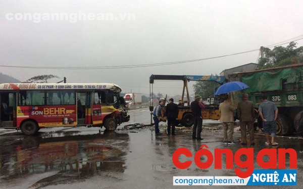 Đâm đuôi xe tải, xe buýt bị biến dạng