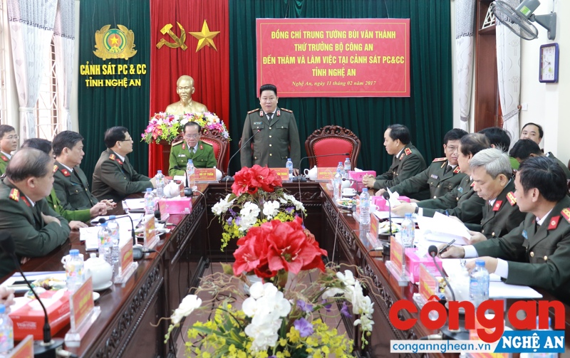 Thứ trưởng Bộ Công an làm việc với Cảnh sát PC&CC tỉnh Nghệ An