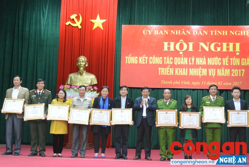 Trao Bằng khen của Chủ tịch UBND tỉnh cho các tập thể, cá nhân có thành tích xuất sắc trong công tác QLNN về tôn giáo