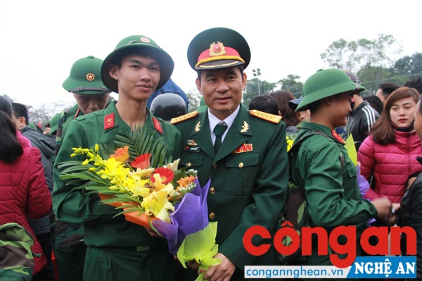 Nhiều bó hoa tương thắm được trao tận tay những tân binh
