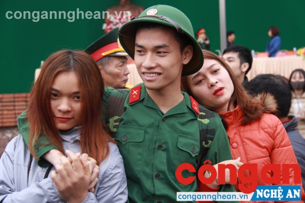 Gương mặt vui vẻ trước lúc lên đường làm nhiệm vụ