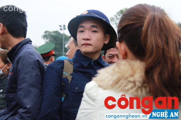 Bên cạnh đó không ít gương mặt tỏ ra buồn bã khi phải xa gia đình 
