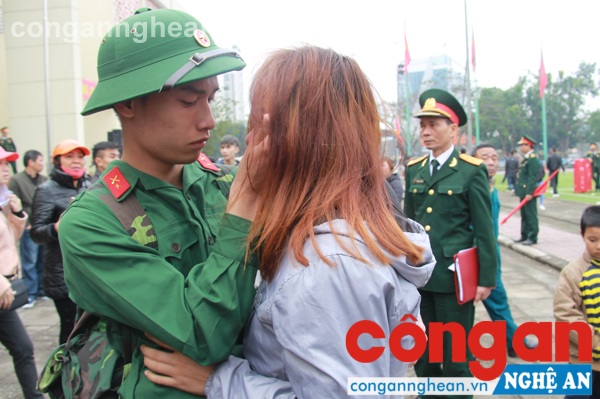 Đừng khóc nữa, rồi anh sẻ về thôi mà. Đó là những lời nhắn gửi của đôi bạn trẻ đang yêu nhau