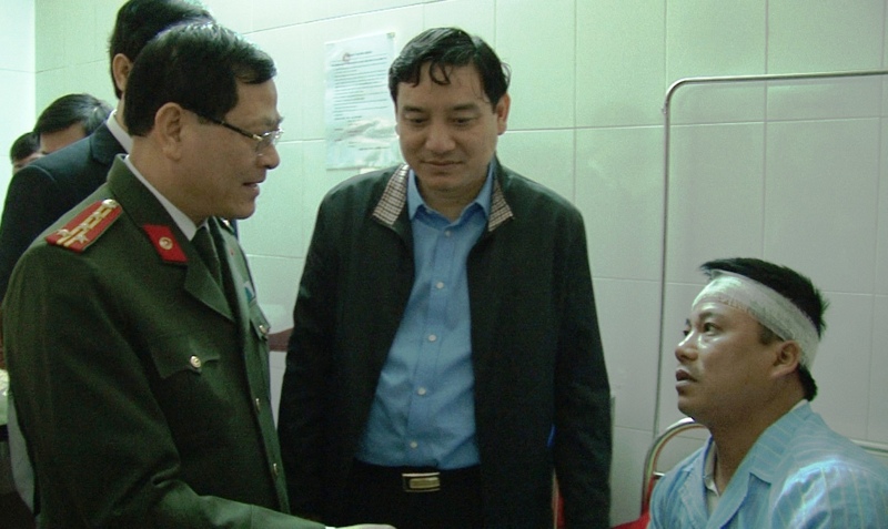 Thăm cán bộ Công an bị thương trong khi làm nhiệm vụ