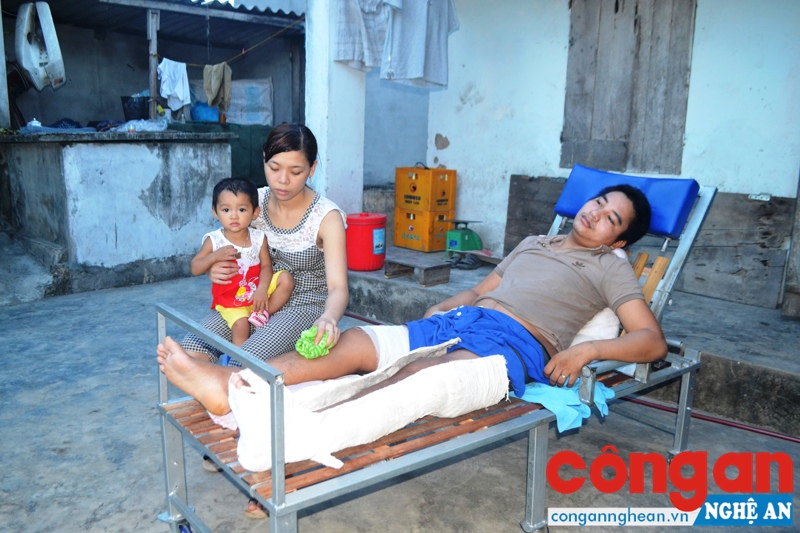 Người đàn ông bị liệt nửa người cầu cứu