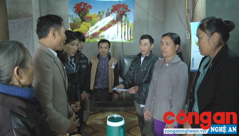 Tuyên dương học sinh dũng cảm cứu người bị tai nạn giao thông