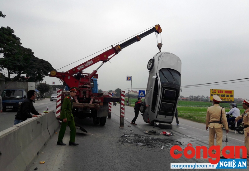 Xế hộp mất lái, 'bay' sang phần đường ngược chiều rồi lật nhào