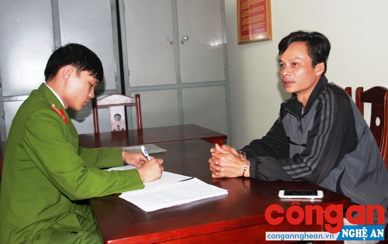 Cán bộ Phòng Cảnh sát Truy nã tội phạm lấy lời khai ĐTTN đặc biệt nguy hiểm