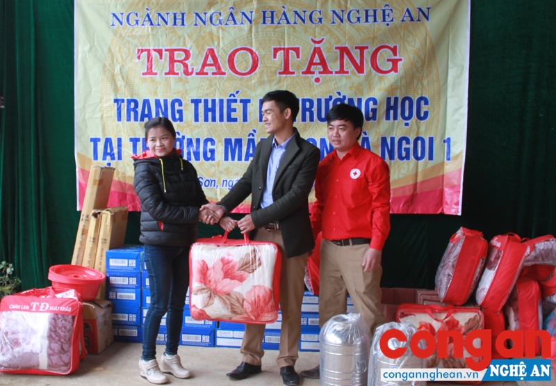 Tặng đồ dùng, đồ chơi, thiết bị dạy học cho lớp Mầm non bản Buộc Mú