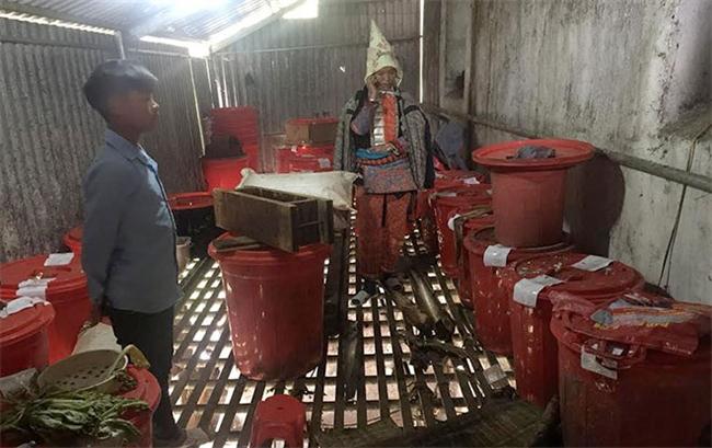 Các thùng rượu được niêm phong để kiểm tra