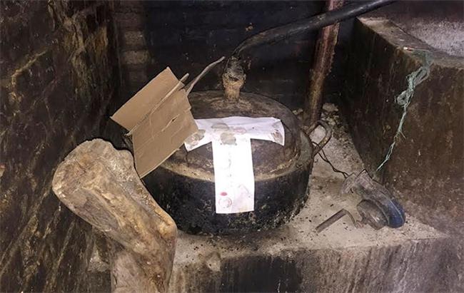 Đồ nấu rượu của cửa hàng Hương Dìn bị niêm phong