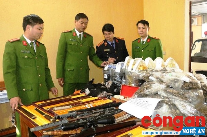 Các tang vật được thu giữ tại hiện trường và nhà riêng của đối tượng