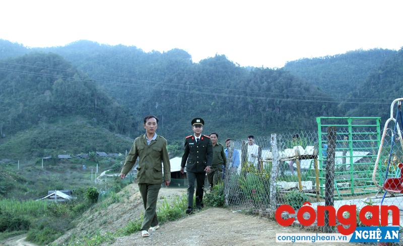 Cán bộ Công an huyện Kỳ Sơn phối hợp với Công an xã Mường Lống tuần tra địa bàn