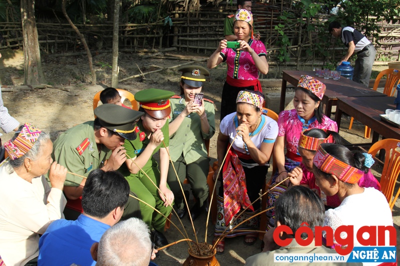  Vui bên chóe rượu cần cùng bà con dân bản