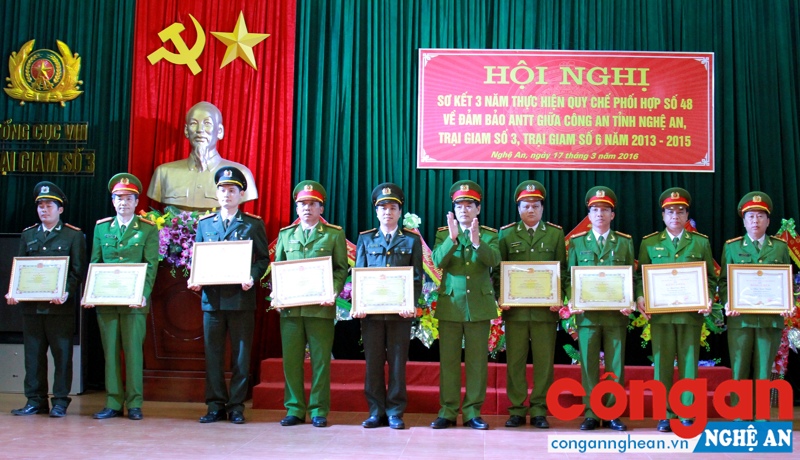 Lãnh đạo Bộ Công an trao tặng Bằng khen cho các tập thể, cá nhân tại Hội nghị sơ kết 3 năm thực hiện Quy chế phối hợp số 48/QCPH (tháng 3/2016)