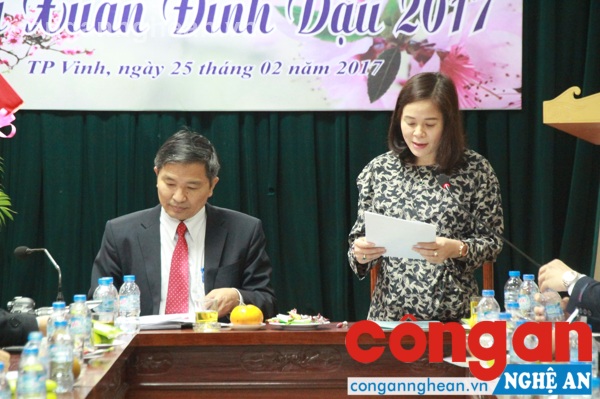 Đại diện lãnh đạo Sở Y tế đọc báo cáo những kết quả đạt được trong năm 2016