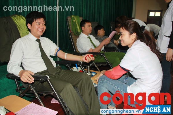 Hơn 300 thanh niên Công an Nghệ An tham gia hiến máu tình nguyện