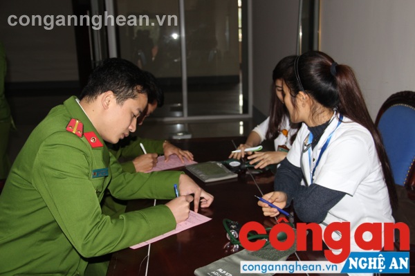 Đoàn viên thanh niên Công an tỉnh làm thủ tục đăng ký