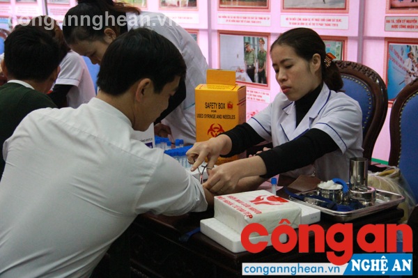 Lấy máu xét nghiệm  