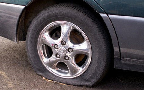 Hướng dẫn xử lý khi ô tô bị nổ lốp