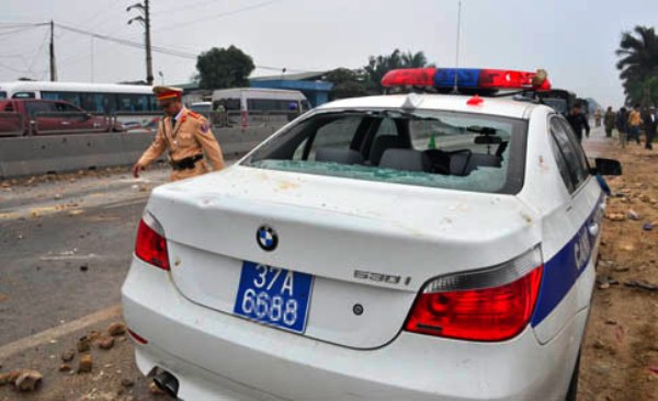 Xe ôtô của Phòng Cảnh sát Giao thông đường bộ, đường sắt đang làm nhiệm vụ bị các đối tượng quá khích ném hỏng