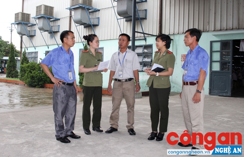 Cán bộ Phòng An ninh Kinh tế Công an Nghệ An làm việc với Công ty Martrix Vinh về công tác đảm bảo ANTT trong doanh nghiệp