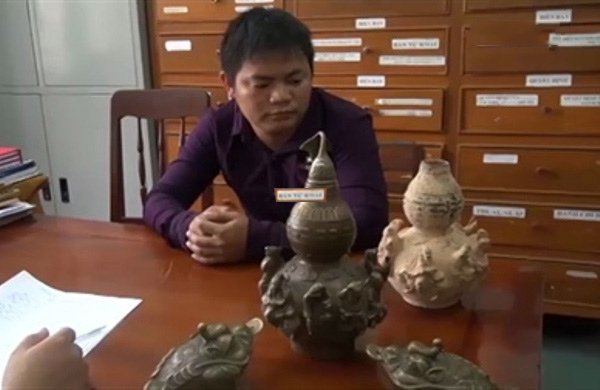 Thủ đoạn lừa bán đồ cổ giả của 'công nhân lái máy múc'