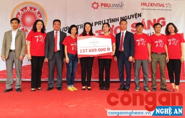 Tình nguyện viên Prudential cải tạo Trường THCS Lam Hồng