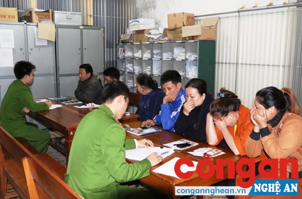 Bắt 12 đối tượng đánh bạc bằng hình thức ghi lô đề