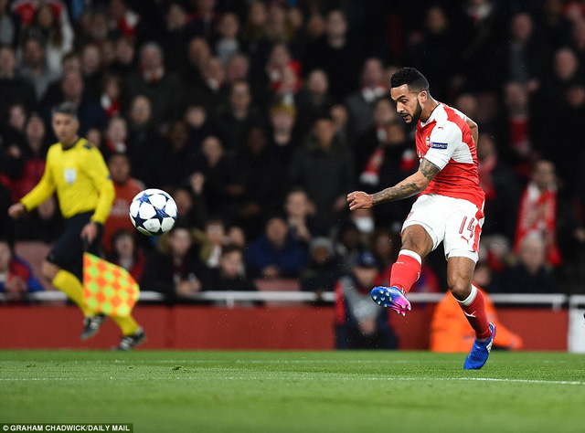 Walcott mở tỷ số ở phút 20 bằng cú sút cực kỳ uy lực