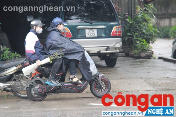 Đa dạng thị trường hoa ngày 8.3