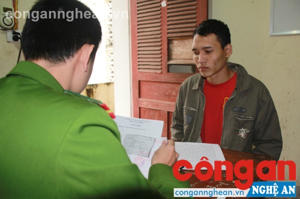 Thiếu tiền tiêu xài, đi cướp giật điện thoại