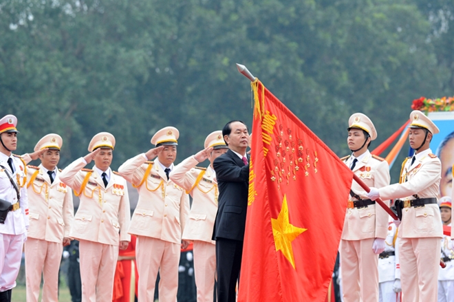 Chủ tịch nước gắn Huân chương Chiến công hạng Nhất lên Cờ truyền thống của Tiểu đoàn CSĐN số 1