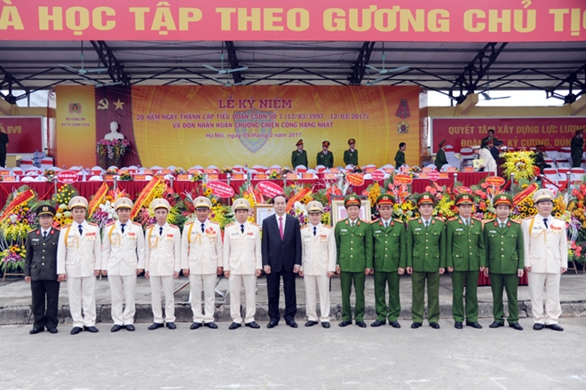 Chủ tịch nước Trần Đại Quang với các đại biểu và CBCS Tiểu đoàn CSĐN số 1