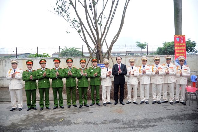 Chủ tịch nước trồng cây tại khuôn viên Tiểu đoàn