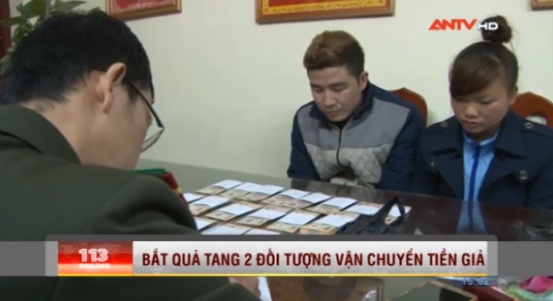 Cặp đôi cắm xe vượt biên mua tiền giả