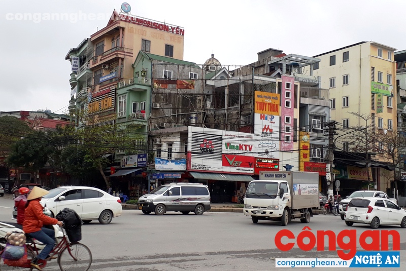 Cần xem xét lại vị trí dựng pano quảng cáo che khuất nhà dân