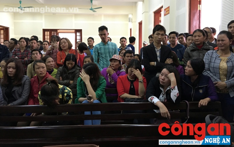 Rất đông người đến dự phiên tòa không kìm được nước mắt khi nghe tòa luận tội