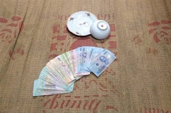 Bắt giữ ổ nhóm đánh bạc tại trại nuôi lợn