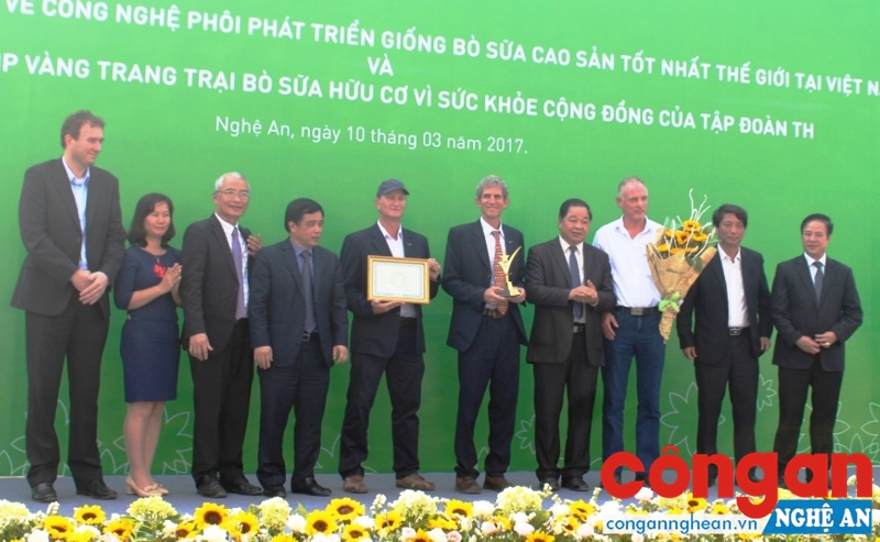 Tập đoàn TH đón nhận Cúp vàng trang trại bò sữa organic