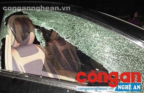 Xe ôtô bị Hoàng đập kính lấy trộm tài sản