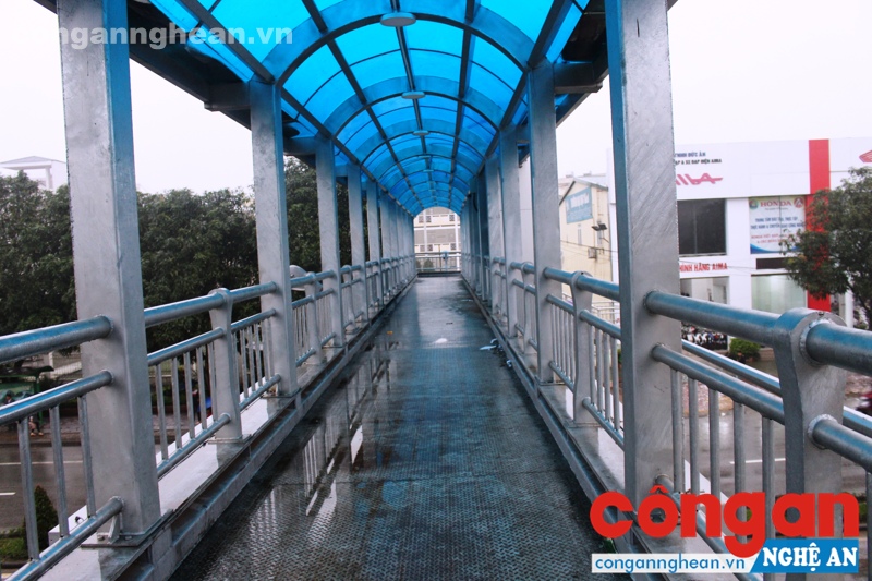 Cầu đi bộ không một bóng người qua lại