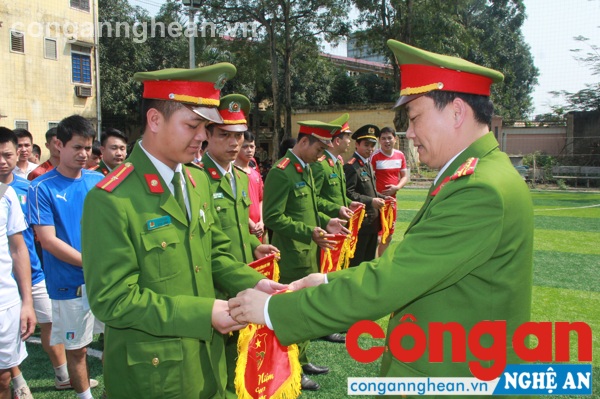 Đồng Nguyễn Mạnh Hùng tặng hoa và cơ lưu niệm cho các đội và tổ trọng tài