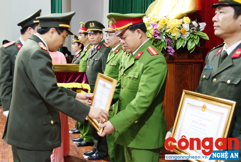 Đồng chí Đại tá Hồ Văn Tứ, Phó Bí thư Đảng ủy, Phó Giám đốc Công an tỉnh trao Giấy khen của Giám đốc Công an tỉnh cho các tập thể