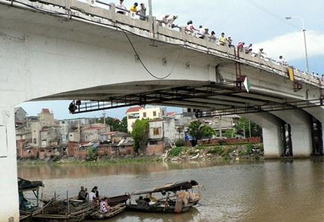 Những phận đời vớt xác nơi cầu Bính