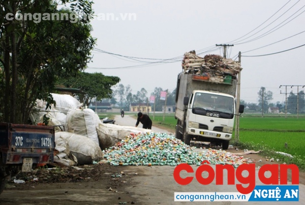 Cán phế liệu trên đường làm mất an toàn giao thông
