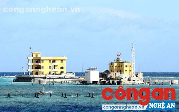 Công tác khám, chữa bệnh cứu người trên các đảo chìm gặp rất nhiều khó khăn (Trong ảnh: Đảo chìm Đá Lớn C)