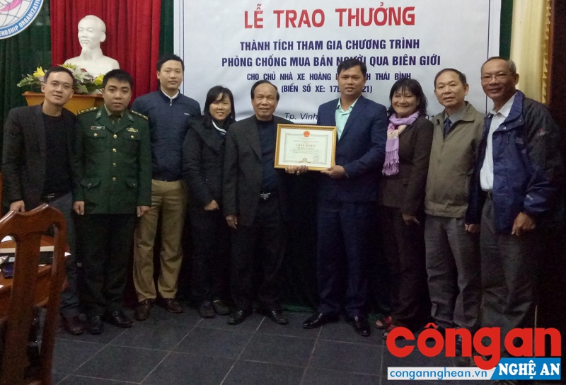 Trao Giấy khen cho nhà xe Hoàng Hà vì thành tích giải cứu 1 nạn nhân trong vụ mua bán người
